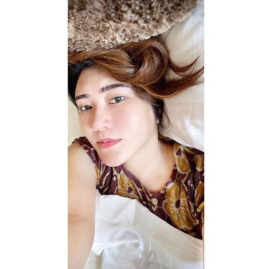 Si cantik Via Vallen yang juga memamerkan wajah cantik polosnya tanpa makeup menggunakan daster. Lokal banget ya jadinya?