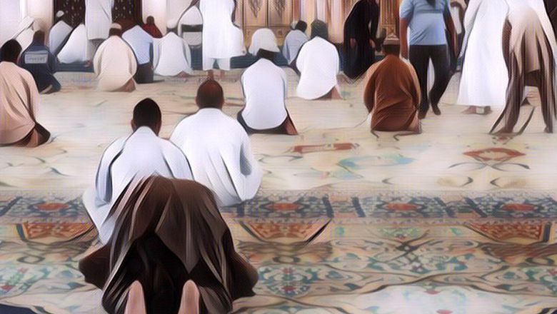 Bener-Bener Gak Abis Pikir! Pria Ini Sholat Pakai Sajadah Virtual Saat di Masjid
