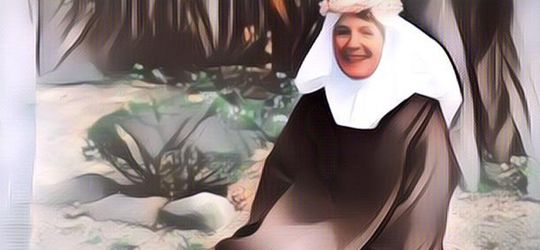 Auto Merinding! Viral Ada Wanita Pakai Baju Biarawati Sambil Menari Dengan Tengkorak Di Kuburan