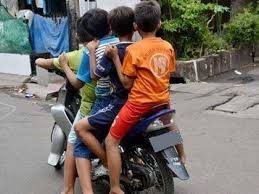 4. Boncengan berbanyak di satu motor 