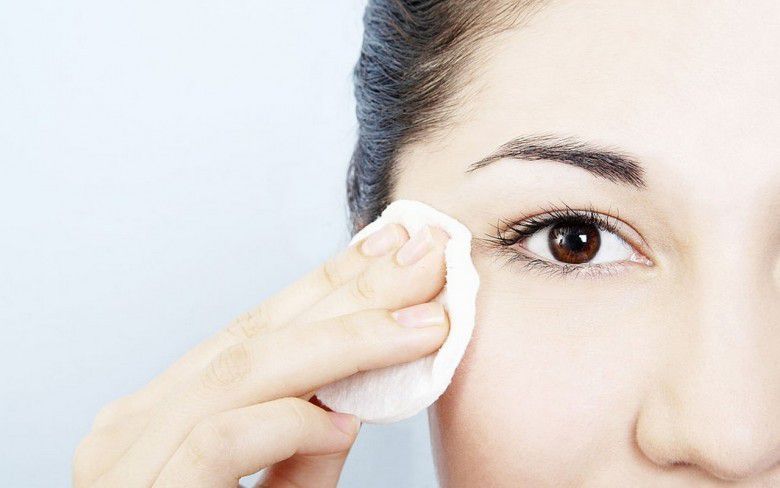 6. Bersihkan Makeup Sebelum Tidur