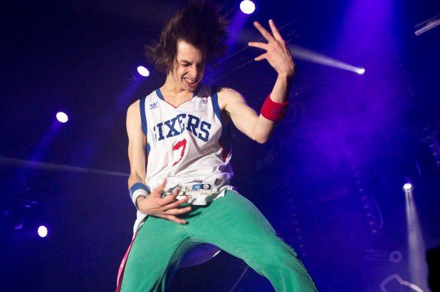 17. Membayangkan diri saat bermain gitar