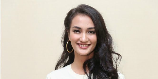4. Atiqah Hasiholan
