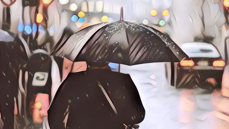 Heboh Video Wanita Mandi Hujan Jam 3 Pagi, Alasannya Bikin Dada Sesak