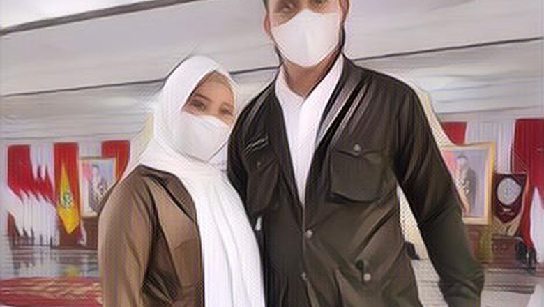 Pakai Seragam Dinas Bupati, Suami Chacha Frederica Rela Basah-basahan Mandikan Anak