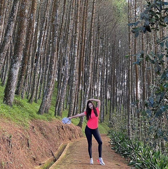 Olahraga pagi bareng Aura Kasih. Sepertinya ide itu seru banget! Pasti menyenangkan lari-lari bareng dengan muka bantal masih terlihat jelas.