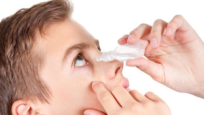 Menggunakan obat tetes mata