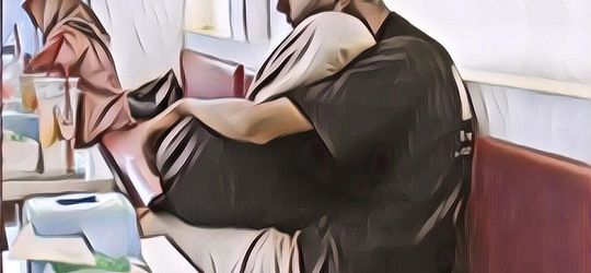 Viral Pasangan Muda Bermesraan di Tempat Umum, Netizen Auto Risih