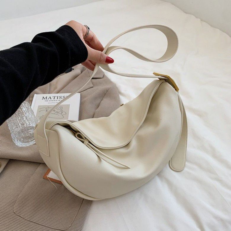 1. Hindari Membawa Banyak Barang