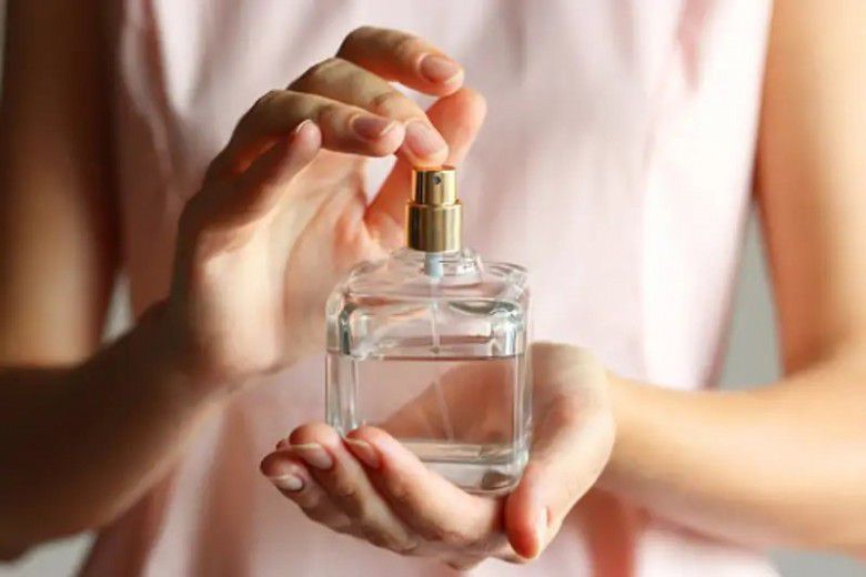 5. Semprotkan Parfum