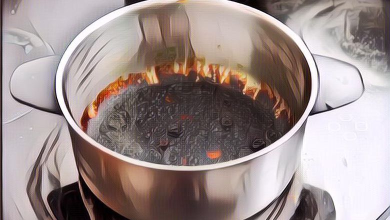 6 Cara Efektif Membersihkan Kerak Panci yang Menahun