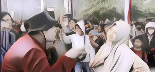 SERU! Emak-emak Adu Mulut dengan Mahasiswa Saat Demo BBM Naik