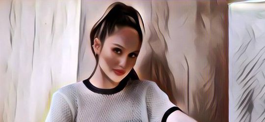 Gak Suka Beli Barang Mahal, Cinta Laura Akui Sering Stres Saat Belanja