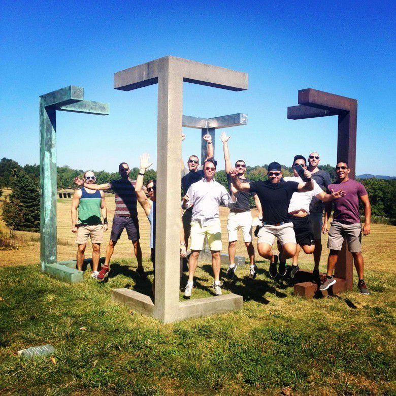 Foto bareng-bareng dan mukanya cuma kelihatan kecil, warnanya cerah banget