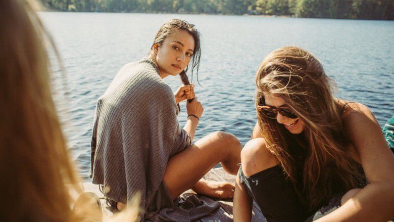 1. Sering melarangmu menghabiskan waktu dengan pasangan