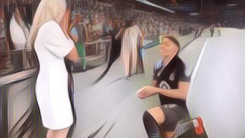 Sweet Banget! 4 Aksi Romantis di Lapangan Hijau yang Dilakukan Pesepak Bola