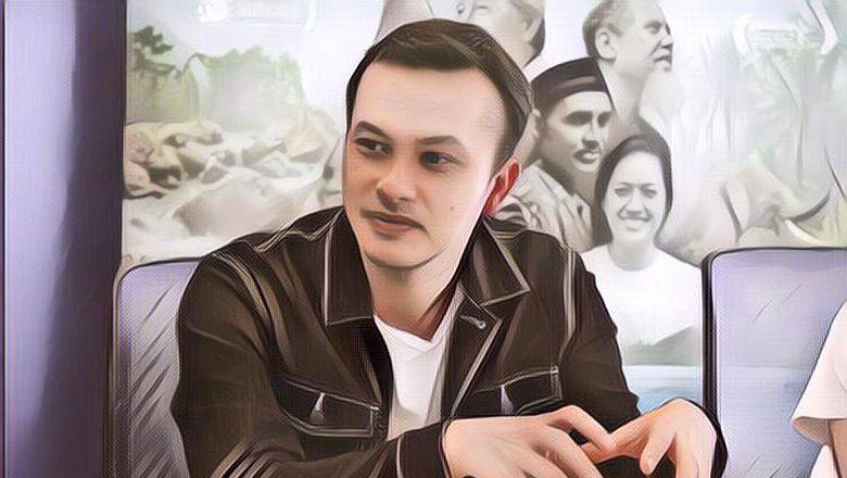 Terbaik, Sabarnya Nicholas Saputra Saat Mengantre Giliran Vaksin Covid-19