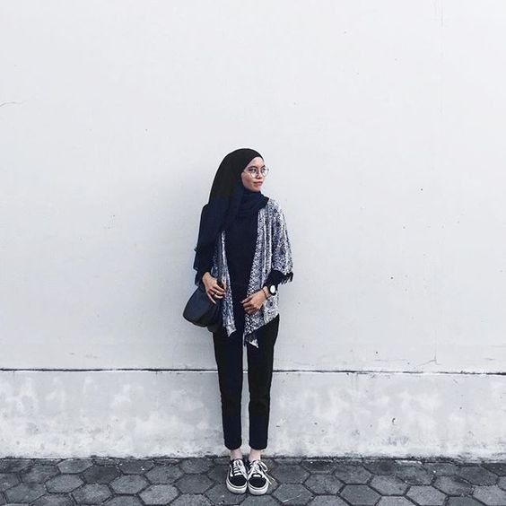 1. Celana jeans, kaos atau kemeja, outer kimono.
