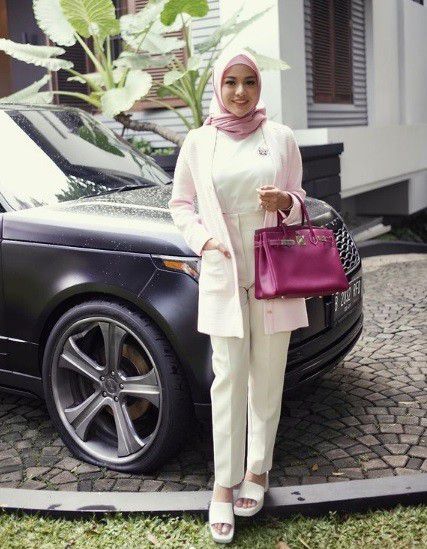3. Aurel nampak sangat stylish dengan atasan dan bawahan yang senada, bak barbie yaa..