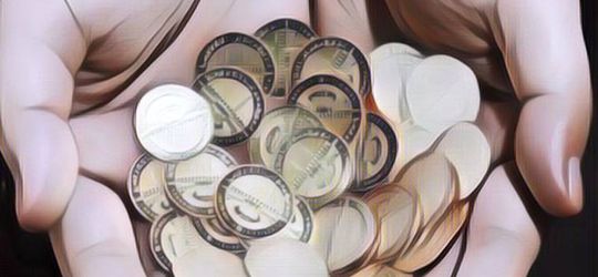 Pengen Self Reward, Wanita Ini Beli Emas Pakai Uang Koin