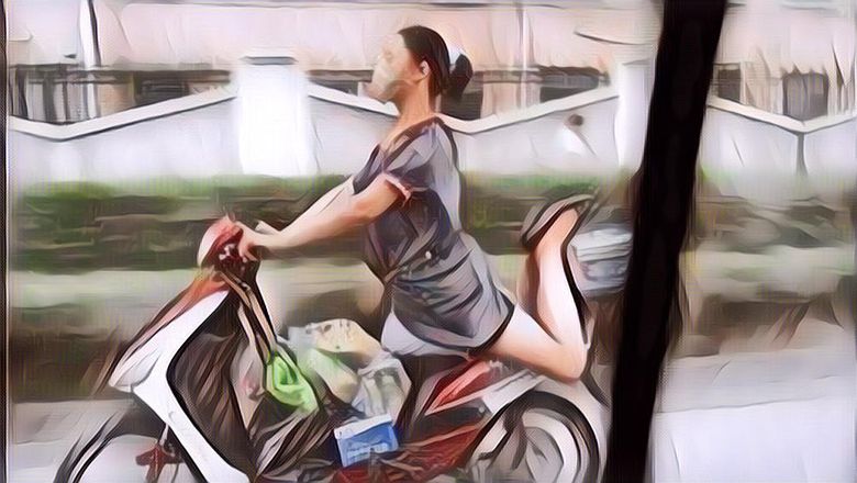 Sederet Potret Kocak Emak-Emak Naik Motor, Bikin Geregetan!
