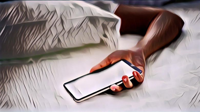 Ngeri Abis! Kebiasaan Tidur Dekat Ponsel Bisa Sebabkan 5 Bahaya Ini