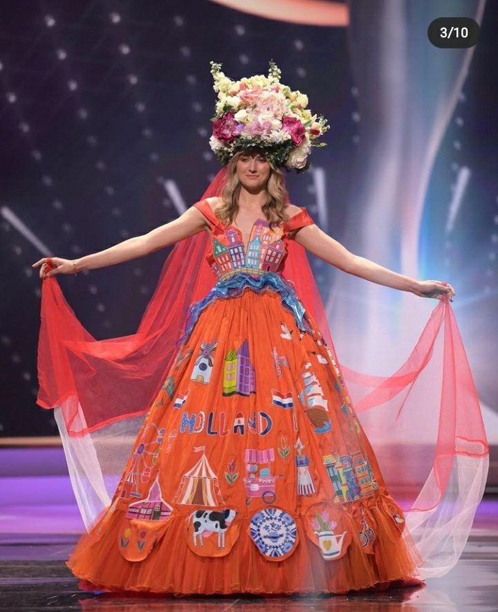 1. Perwakilan finalis dari Belanda ini menampilkan gaun bertema negaranya, rame banget ya kayak mau karnaval