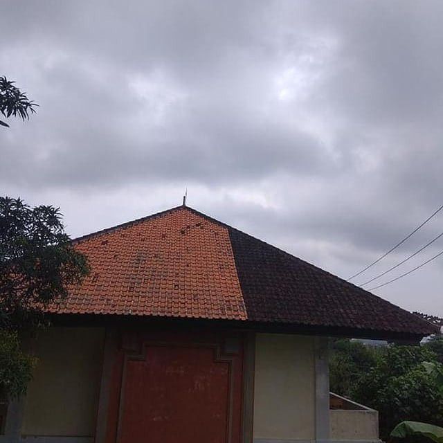 5. Mungkin orangnya masih nyicil beli genteng sisanya