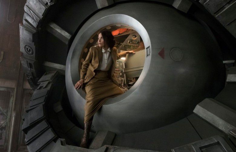 2. Menyiasati ruang dan waktu yang memiliki dimensi bisa dilakukan dengan menambahkan massa yang amat berat di atasnya hingga terjadi 'cekungan waktu'