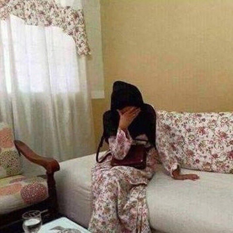 1. Ini sih nggak cuma kompakan sekeluarga, tapi ternyata kompakan juga dengan gorden dan sarung bantal