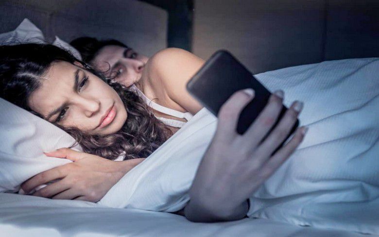 1. Menyembunyikan Aktivitas di Media Sosial