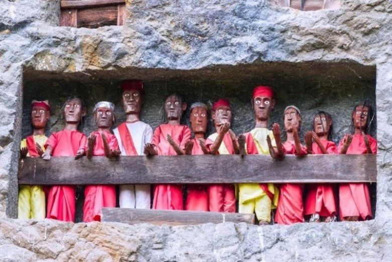 3. Ritual pemakaman suku Toraja, Sulawesi Selatan