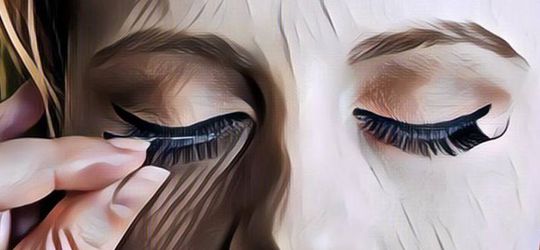 Gak Nyangka, Wanita Ini Coba Pakai Bulut Mata Palsu dari Rumput Asli, Hasilnya Begini