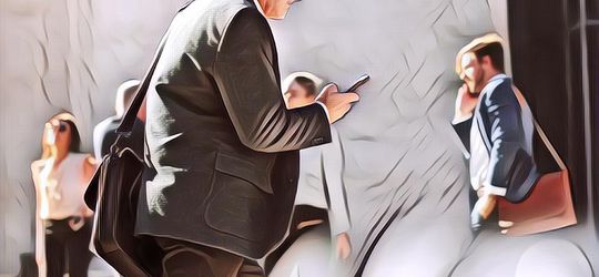 Penelitian Bilang, Orang-orang Bakal Lebih Banyak Makan Kalo Jalan Kaki ke Kantor