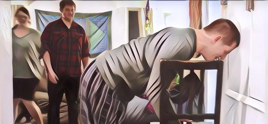 Netizen Rame-rame Jajal Challenge Angkat Kursi Sambil Bungkuk, Udah Coba?