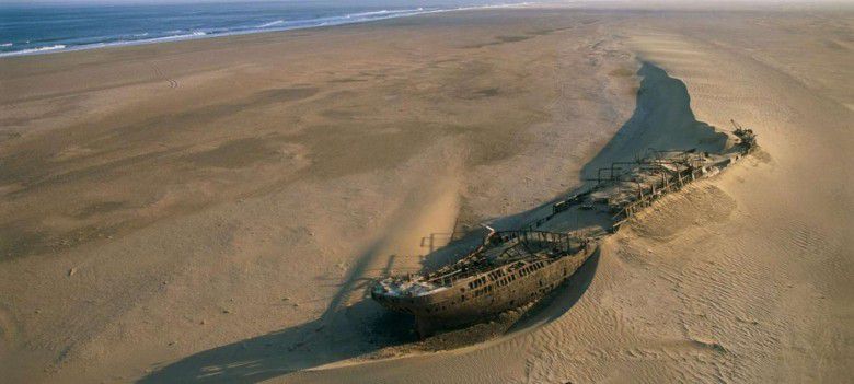 1. Pantai Skeleton - Namibia