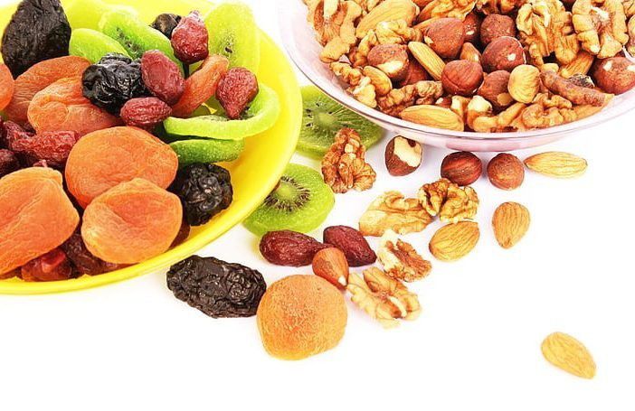 5. Tambahkan buah dan kacang-kacangan