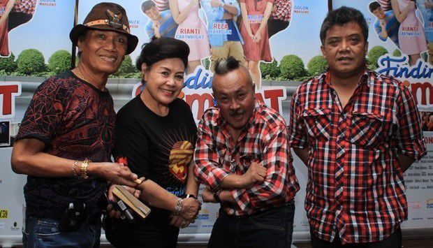 Berdiri sambil Melipat Tangan