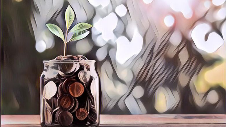 Pria Ini Ngumpulin Uang Rokok, Duitnya Buat Beli Perhiasan Deh~