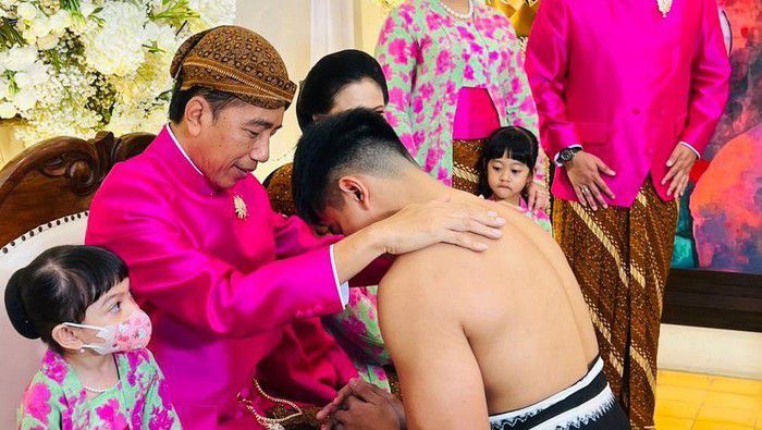 2. Kaesang lalu sungkem kepada kedua orangtuanya.  