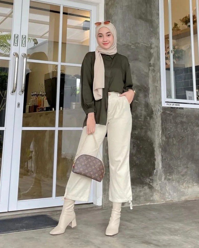 4. Gunakan Sandal atau Sepatu Hak Tinggi