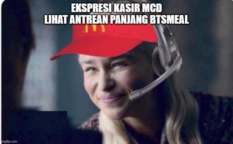 Antrian enggak kelar-kelar, senyumin aja Shay... 