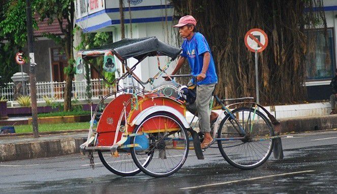 4. Seorang tukang becak bisa naik haji karena rajin sholat dhuha