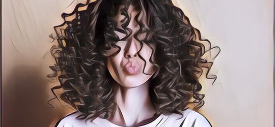 5 Cara Merawat Rambut Curly, Nggak Susah Kok!