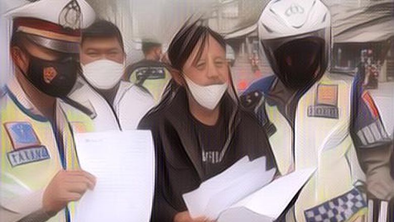 Nggak Ngegas! Epy Kusnandar "Preman Pensiun" Tetap Santai Meski Disetop Razia Prokes di Jalan