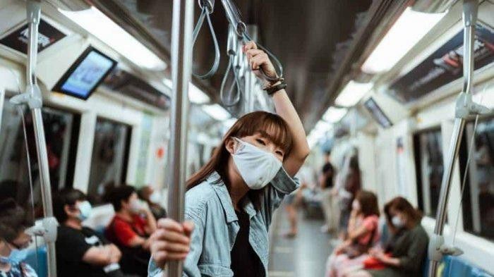 4. Makan dan Minum di Transportasi Umum Bisa Didenda