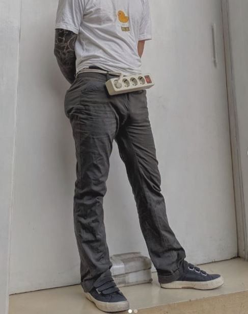 3. Nah, ini bisa jadi ide buat kamu yang nggak bisa lepas dari HP. Jadi bisa ngecas dimana-mana kan?