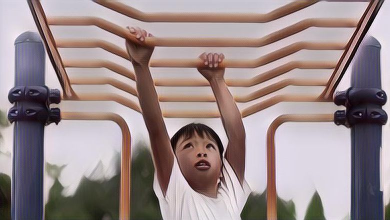 Gak Cuma Seru! Aktivitas Bergelantungan Ternyata Bagus Banget untuk Tumbuh Kembang Anak