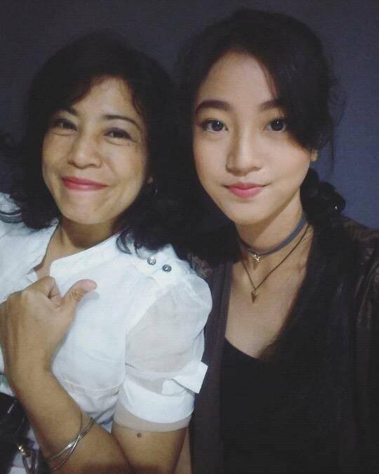 7. Ditengah Kesibukan Kuliah dan Bekerja, Nona Berlian Tetap Punya Waktu Buat Mama