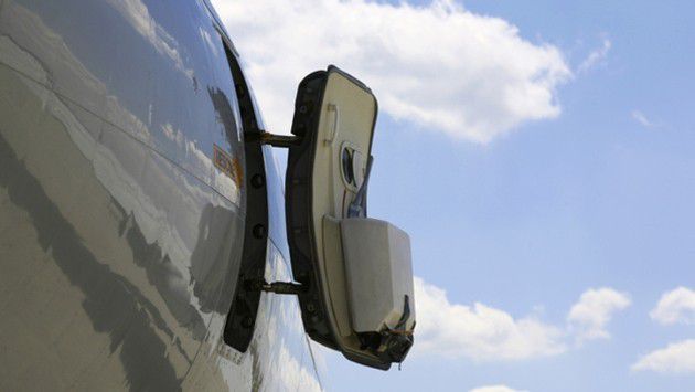 #5 Penasaran gak, sebenernya, pintu pesawat bisa dibuka gak sih pas lagi terbang?